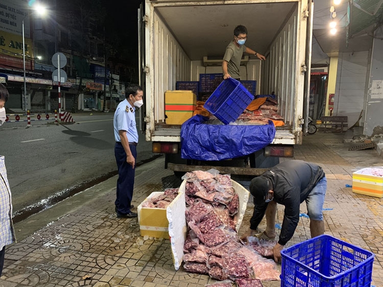 Hàng hóa bị kiểm tra và thu giữ tại hiện trường Hàng hóa bị kiểm tra và thu giữ tại hiện trường