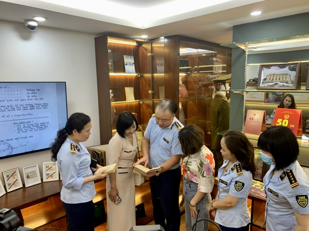 Mở cửa Phòng trưng bày 65 năm “Dấu ấn Quản lý thị trường” 