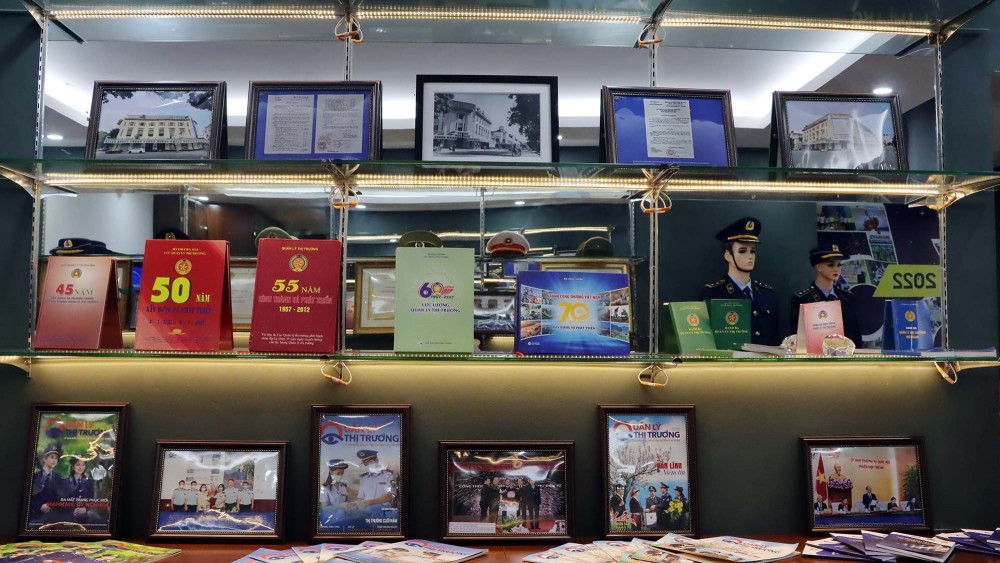 Khu trưng bày những hình ảnh thể hiện quá trình hình thành phát triển của lực lượng, các Quyết định nâng cấp, thành lập và những hình ảnh thể hiện sự đổi mới, bứt phá của lực lượng Quản lý thị trường trong công tác truyền thông, trong hoạt động kiểm tra, kiểm soát Khu trưng bày những hình ảnh thể hiện quá trình hình thành phát triển của lực lượng, các Quyết định nâng cấp, thành lập và những hình ảnh thể hiện sự đổi mới, bứt phá của lực lượng Quản lý thị trường trong công tác truyền thông, trong hoạt động kiểm tra, kiểm soát