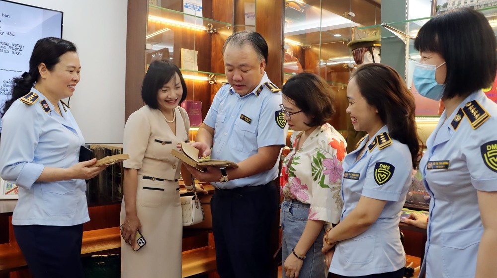 Tổng Cục trưởng Trần Hữu Linh giới thiệu với khách tham quan các tư liệu, hiện vật trong Phòng Trưng bày truyền thống “Dấu ấn Quản lý thị trường” Tổng Cục trưởng Trần Hữu Linh giới thiệu với khách tham quan các tư liệu, hiện vật trong Phòng Trưng bày truyền thống “Dấu ấn Quản lý thị trường”