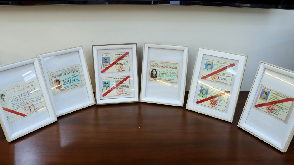 Thẻ Kiểm soát viên thị trường qua các thời kỳ được trưng bày trang trọng ngay gian chính của Phòng Trưng bày, trong đó có thẻ Kiểm tra thị trường của nguyên Chủ tịch Quốc hội Nguyễn Thị Kim Ngân những năm 1990 Thẻ Kiểm soát viên thị trường qua các thời kỳ được trưng bày trang trọng ngay gian chính của Phòng Trưng bày, trong đó có thẻ Kiểm tra thị trường của nguyên Chủ tịch Quốc hội Nguyễn Thị Kim Ngân những năm 1990