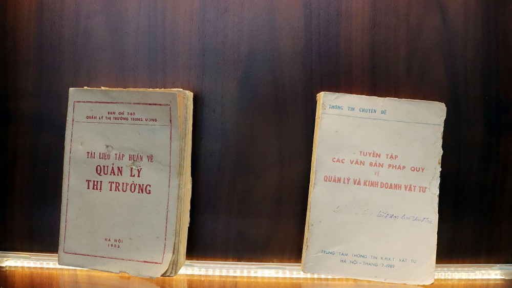 Cùng với đó là các tài liệu Tập huấn Quản lý thị trường có từ những năm 1980. Đây là cơ sở pháp lý, là công cụ giúp lực lượng QLTT thực thi nhiệm vụ Cùng với đó là các tài liệu Tập huấn Quản lý thị trường có từ những năm 1980. Đây là cơ sở pháp lý, là công cụ giúp lực lượng QLTT thực thi nhiệm vụ