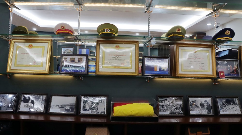 Khu trưng bày với chủ đề “Dấu ấn lịch sử”, trưng bày các danh hiệu cao quý do Đảng, Chính phủ, Nhà nước ghi nhận, trao tặng cho lực lượng QLTT; là những tư liệu quý về hoạt động kiểm tra, kiểm soát của lực lượng ở những cuối của thế kỷ XX Khu trưng bày với chủ đề “Dấu ấn lịch sử”, trưng bày các danh hiệu cao quý do Đảng, Chính phủ, Nhà nước ghi nhận, trao tặng cho lực lượng QLTT; là những tư liệu quý về hoạt động kiểm tra, kiểm soát của lực lượng ở những cuối của thế kỷ XX