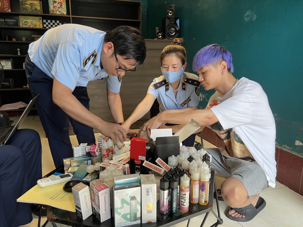 Dương Khánh Lâm (ngoài cùng bên phải) làm việc với Tổ kiểm tra, Đội QLTT số 2 Dương Khánh Lâm (ngoài cùng bên phải) làm việc với Tổ kiểm tra, Đội QLTT số 2