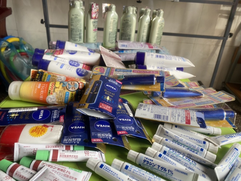  Toàn bộ các hàng xách tay trên đều không có hóa đơn chứng từ minh chứng xuất xứ, nguồn gốc