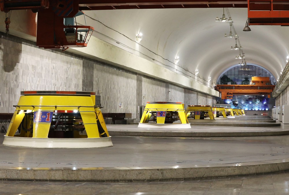 Nhà máy đặt ngầm trong lòng một quả đồi là nơi lắp đặt toàn bộ thiết bị chính, gồm 8 tổ máy phát điện, máy biến áp cường lực… cùng các công trình phụ trợ. Tám tổ máy tổng công suất 1.920 MW, mỗi tổ có công suất 240 MW. Nhà máy đặt ngầm trong lòng một quả đồi là nơi lắp đặt toàn bộ thiết bị chính, gồm 8 tổ máy phát điện, máy biến áp cường lực… cùng các công trình phụ trợ. Tám tổ máy tổng công suất 1.920 MW, mỗi tổ có công suất 240 MW.