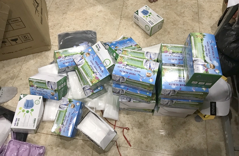 Tuyên Quang: Tạm giữ 2.700 khẩu trang không rõ nguồn gốc và quần áo có dấu hiệu giả mạo nhãn hiệu tuyen-quang-tam-giu-2700-khau-trang-khong-ro-nguon-goc-va-quan-ao-co-dau-hieu-gia-mao-nhan-hieu