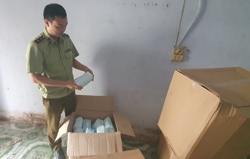 Hưng Yên: Tịch thu gần 13.000 chiếc khẩu trang không rõ nguồn gốc, xuất xứ hung-yen-tich-thu-gan-13000-chiec-khau-trang-khong-ro-nguon-goc-xuat-xu