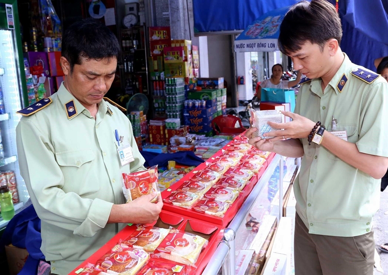 Lực lượng QLTT tăng cường kiểm tra kiểm soát thị trường trước, trong và sau Tết Trung thu 2020 tang-cuong-kiem-soat-thi-truong-dip-tet-trung-thu-2020