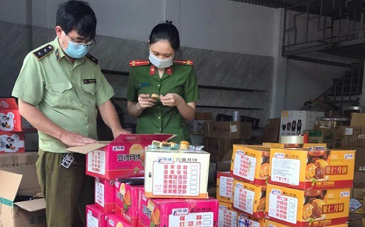 Hà Nội phát hiện liên tiếp nhiều điểm tập kết bánh trung thu nhập lậu Hà Nội phát hiện liên tiếp nhiều điểm tập kết bánh trung thu nhập lậu