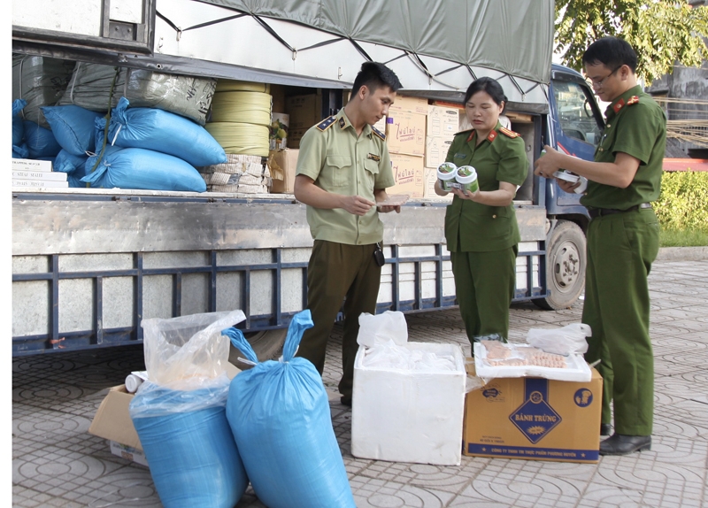 Lực lượng chức năng tiến hành kiểm tra sản phẩm hàng hóa thai-nguyen-thu-giu-so-luong-lon-nem-chua-va-muoi-cham-gia-vi-khong-ro-nguon-goc-xuat-xu
