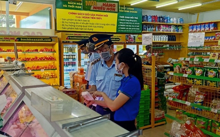 Lực lượng QLTT kiểm tra hoạt động kinh doanh hàng hóa thiết yếu tại các hệ thống bán lẻ Lực lượng QLTT kiểm tra hoạt động kinh doanh hàng hóa thiết yếu tại các hệ thống bán lẻ
