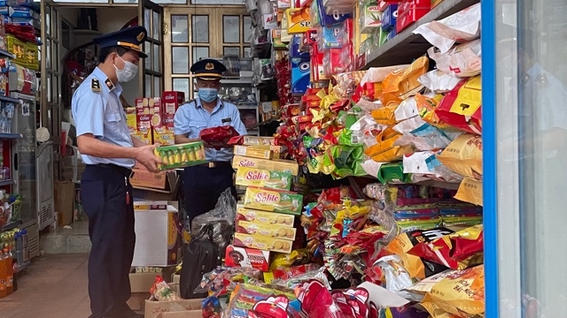 Lực lượng QLTT tỉnh Phú Thọ kiểm tra, giám sát tại cửa hàng kinh doanh hàng hóa thiết yếu Lực lượng QLTT tỉnh Phú Thọ kiểm tra, giám sát tại cửa hàng kinh doanh hàng hóa thiết yếu