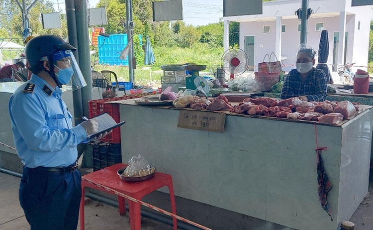 Đội QLTT số 3 giám sát tại chợ trên địa bàn xã Hưng Thạnh, huyện Tân Phước Đội QLTT số 3 giám sát tại chợ trên địa bàn xã Hưng Thạnh, huyện Tân Phước