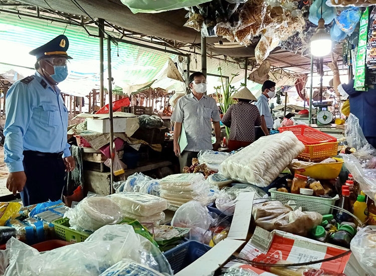 Đội QLTT số 5 giám sát tại chợ Hậu Mỹ Trinh, huyện Cái Bè Đội QLTT số 5 giám sát tại chợ Hậu Mỹ Trinh, huyện Cái Bè