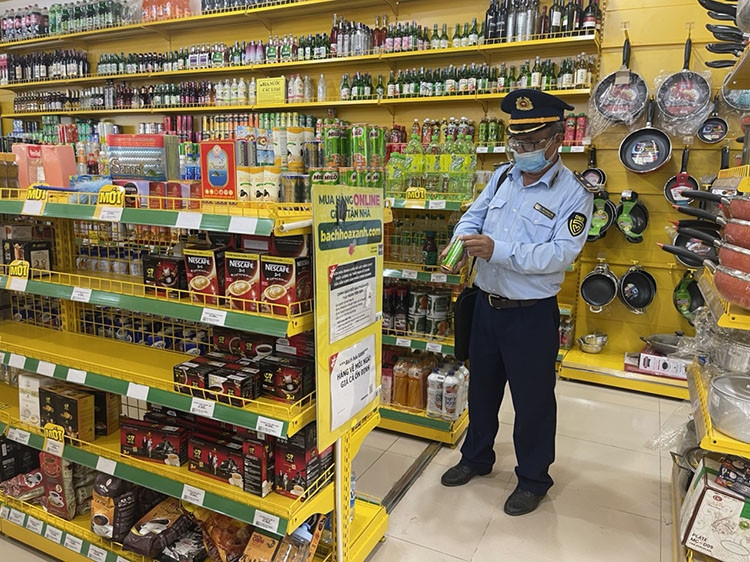 Đội QLTT số 4 giám sát tại cửa hàng Bách Hóa Xanh trên địa bàn thị trấn Vĩnh Bình, huyện Gò Công Tây Đội QLTT số 4 giám sát tại cửa hàng Bách Hóa Xanh trên địa bàn thị trấn Vĩnh Bình, huyện Gò Công Tây