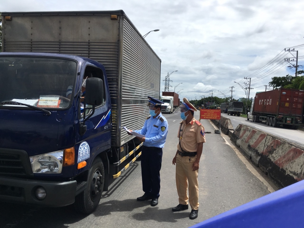 Tiền Giang: Liên tục phát hiện xe “luồng xanh” vận chuyển hàng hóa vi phạm về nhãn hàng hóa