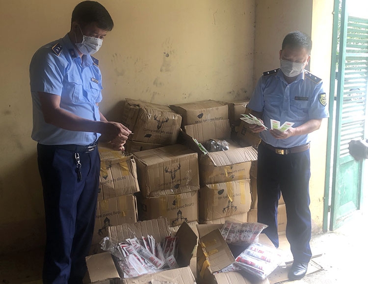 Đội QLTT 5 phối hợp với lực lượng chức năng kiểm tra hàng hóa Đội QLTT 5 phối hợp với lực lượng chức năng kiểm tra hàng hóa