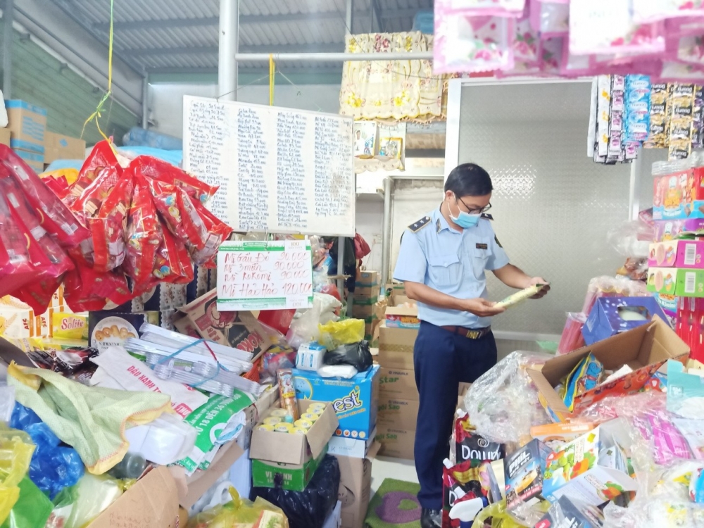 Đội QLTT số 2 giám sát cơ sở kinh doanh tạp hóa tại chợ trên địa bàn huyện Tân Phú Đông Đội QLTT số 2 giám sát cơ sở kinh doanh tạp hóa tại chợ trên địa bàn huyện Tân Phú Đông