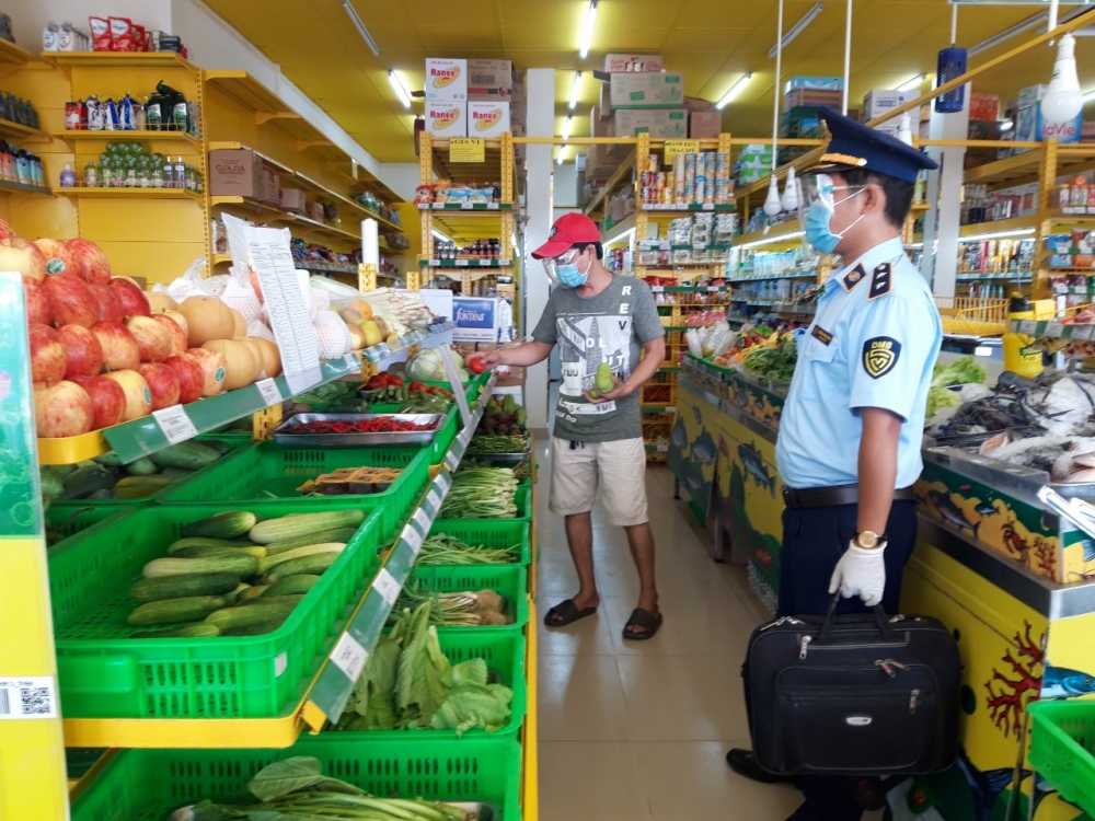 Đội QLTT số 3 giám sát tại cửa hàng tiện ích trên địa bàn thị xã Cai Lậy Đội QLTT số 3 giám sát tại cửa hàng tiện ích trên địa bàn thị xã Cai Lậy