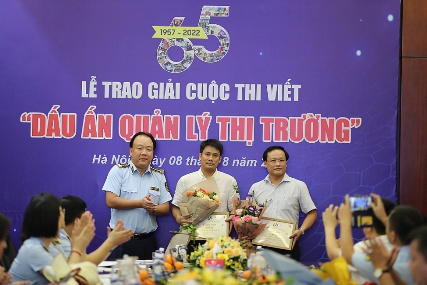 Tổng Cục trưởng Trần Hữu Linh trao hoa và Giấy chứng nhận cho các tác giả có tác phẩm đạt Giải A ngoài lực lượng QLTT Tổng Cục trưởng Trần Hữu Linh trao hoa và Giấy chứng nhận cho các tác giả có tác phẩm đạt Giải A ngoài lực lượng QLTT
