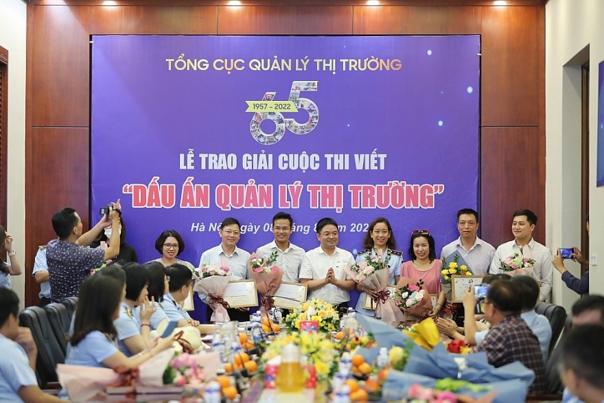 Ban Tổ chức trao hoa và Giấy chứng nhận cho các tác giả có tác phẩm đạt Giải Khuyến khích ngoài lực lượng QLTT Ban Tổ chức trao hoa và Giấy chứng nhận cho các tác giả có tác phẩm đạt Giải Khuyến khích ngoài lực lượng QLTT