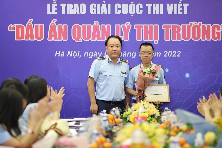Trưởng Ban tổ chức, Trưởng Ban Giám khảo - Tổng Cục trưởng Trần Hữu Linh trao hoa và Giấy chứng nhận cho các tác giả có tác phẩm đạt Giải A trong lực lượng Quản lý thị trường Trưởng Ban tổ chức, Trưởng Ban Giám khảo - Tổng Cục trưởng Trần Hữu Linh trao hoa và Giấy chứng nhận cho các tác giả có tác phẩm đạt Giải A trong lực lượng Quản lý thị trường