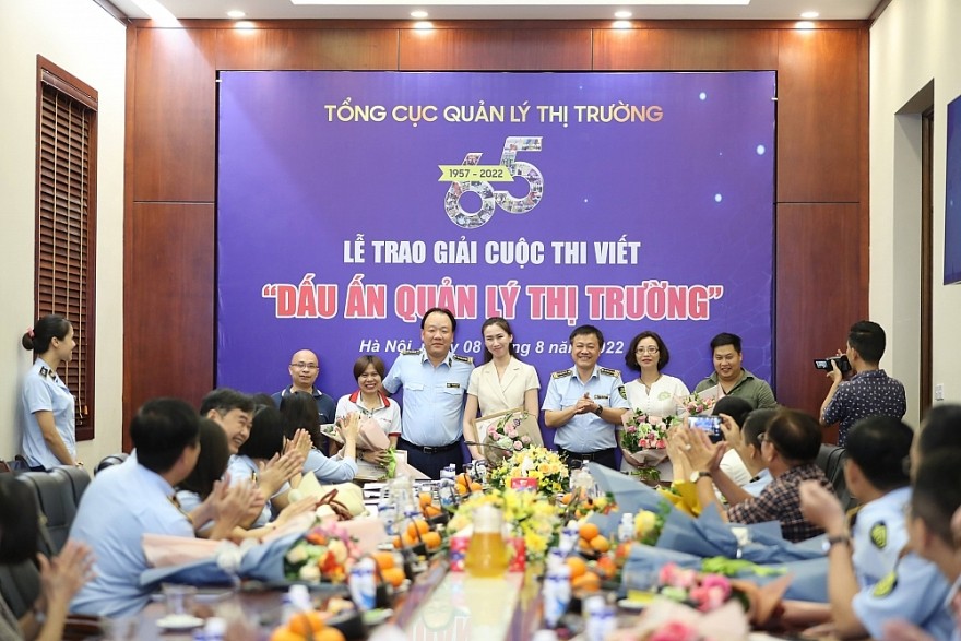 Ban tổ chức trao hoa và Giấy chứng nhận cho các tác giả có tác phẩm đạt Giải C ngoài lực lượng QLTT Ban tổ chức trao hoa và Giấy chứng nhận cho các tác giả có tác phẩm đạt Giải C ngoài lực lượng QLTT