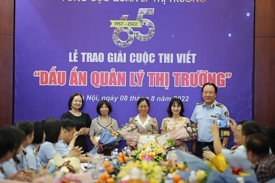 Ban Tổ chức trao hoa và Giấy chứng nhận cho các tác giả có tác phẩm đạt Giải B ngoài lực lượng QLTT Ban Tổ chức trao hoa và Giấy chứng nhận cho các tác giả có tác phẩm đạt Giải B ngoài lực lượng QLTT