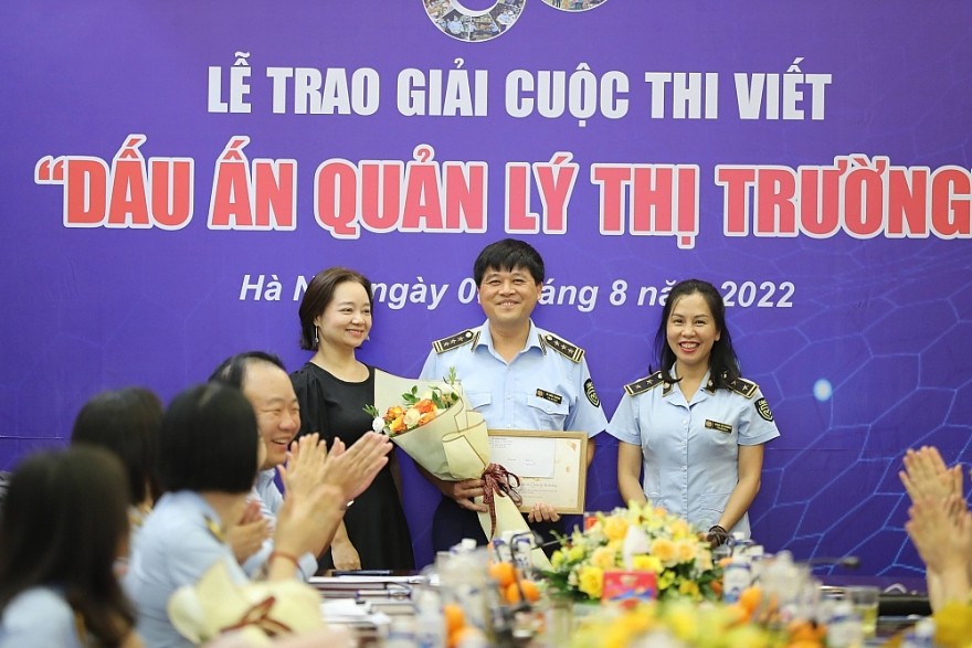 Đại diện Ban Giám khảo - bà Nguyễn Thị Lâm Giang - Chánh Văn phòng Bộ Công Thương trao hoa và Giấy chứng nhận cho các tác giả có tác phẩm đạt Giải C trong lực lượng QLTT Đại diện Ban Giám khảo - bà Nguyễn Thị Lâm Giang - Chánh Văn phòng Bộ Công Thương trao hoa và Giấy chứng nhận cho các tác giả có tác phẩm đạt Giải C trong lực lượng QLTT