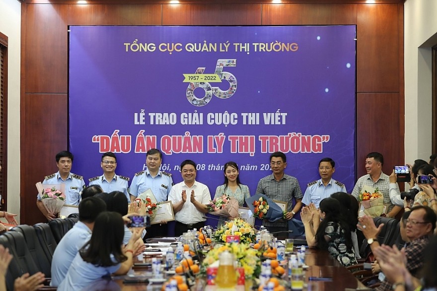 Đại diện Ban Giám khảo - ông Nguyễn Văn Minh trao hoa và Giấy chứng nhận cho các tác giả có tác phẩm đạt Giải Khuyến khích trong lực lượng QLTT Đại diện Ban Giám khảo - ông Nguyễn Văn Minh trao hoa và Giấy chứng nhận cho các tác giả có tác phẩm đạt Giải Khuyến khích trong lực lượng QLTT