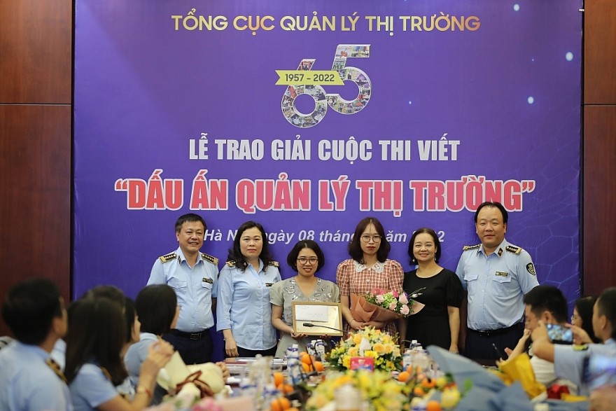 Ban Tổ chức trao hoa và Giấy chứng nhận cho Nhóm tác giả có tác phẩm đạt Giải Đặc biệt ngoài lực lượng QLTT Ban Tổ chức trao hoa và Giấy chứng nhận cho Nhóm tác giả có tác phẩm đạt Giải Đặc biệt ngoài lực lượng QLTT