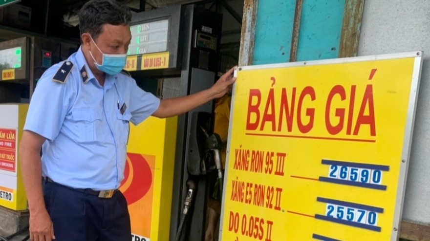 ở một số địa phương, lực lượng QLTT đã kịp thời phát hiện một số vụ việc vi phạm trong kinh doanh xăng dầu ở một số địa phương, lực lượng QLTT đã kịp thời phát hiện một số vụ việc vi phạm trong kinh doanh xăng dầu