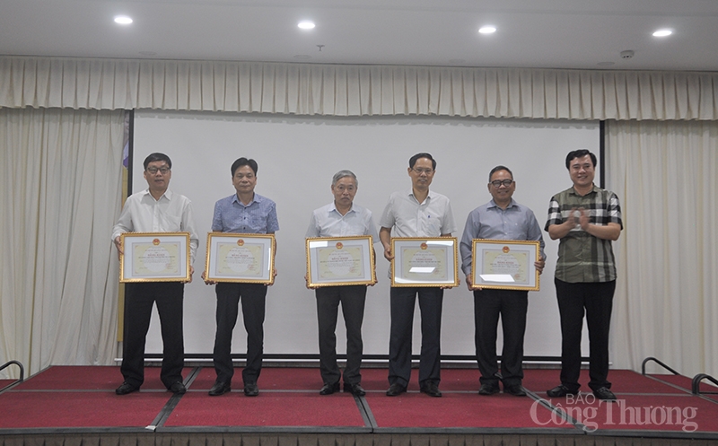 Trao bằng khen của Bộ trưởng Bộ Công Thương cho tổ chức có thành tích xuất sắc trong công tác bảo vệ quyền lợi người tiêu dùng 2812-dsc-0340-copy