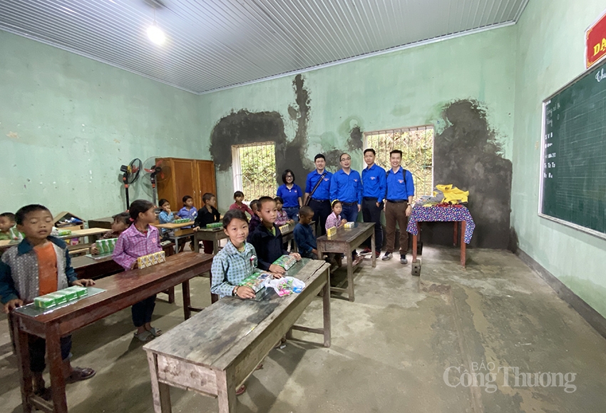 Tuổi trẻ Bộ Công Thương trao “Món quà yêu thương” tới học sinh địa đầu Tổ quốc