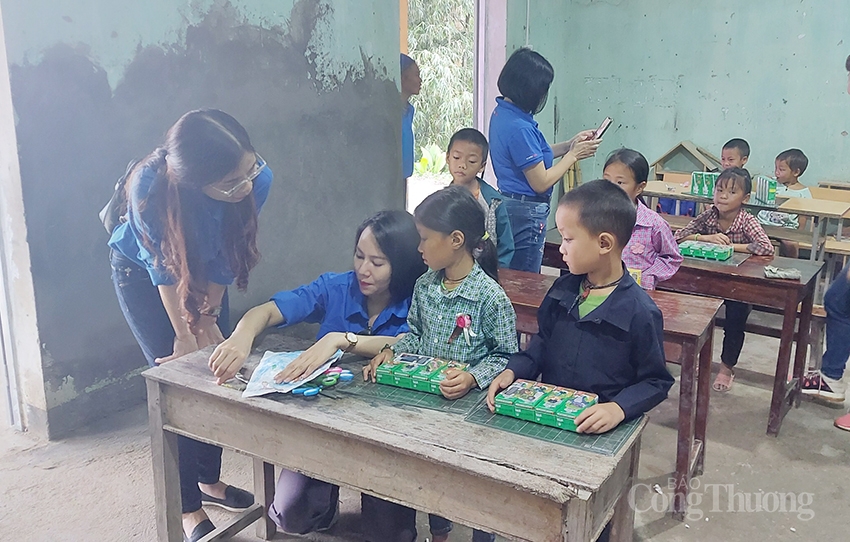 Tuổi trẻ Bộ Công Thương trao “Món quà yêu thương” tới học sinh địa đầu Tổ quốc