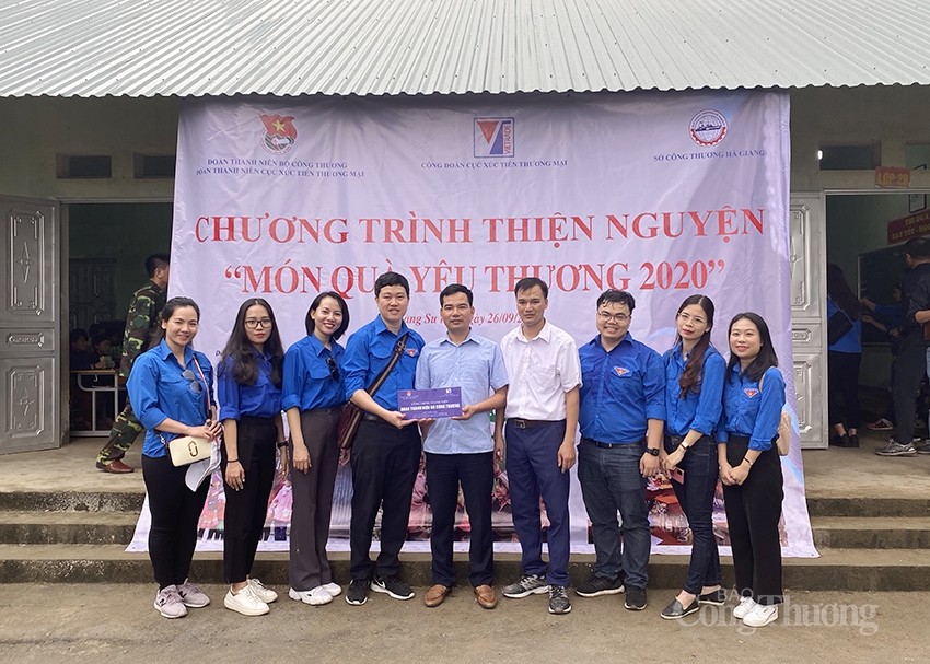 Tuổi trẻ Bộ Công Thương trao “Món quà yêu thương” tới học sinh địa đầu Tổ quốc