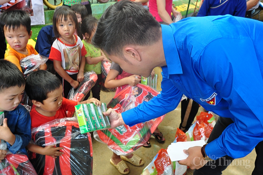 Tuổi trẻ Bộ Công Thương trao “Món quà yêu thương” tới học sinh địa đầu Tổ quốc