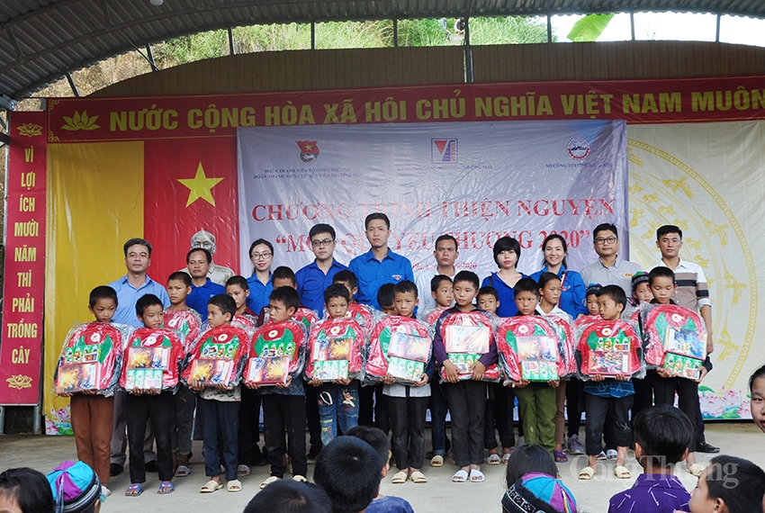 Tuổi trẻ Bộ Công Thương trao “Món quà yêu thương” tới học sinh địa đầu Tổ quốc