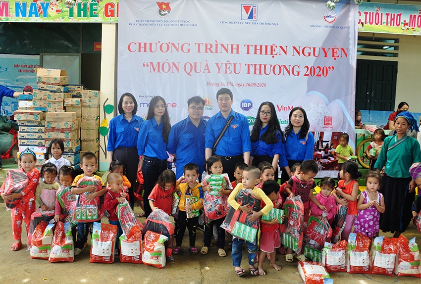 Tuổi trẻ Bộ Công Thương trao “Món quà yêu thương” tới học sinh địa đầu Tổ quốc