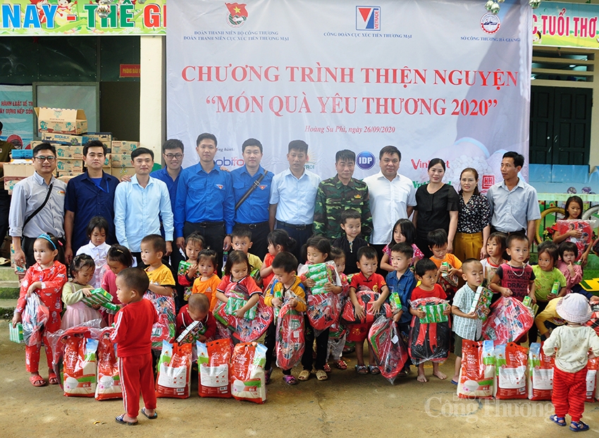 Tuổi trẻ Bộ Công Thương trao “Món quà yêu thương” tới học sinh địa đầu Tổ quốc