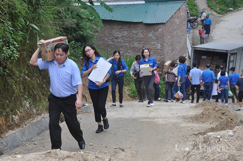 Tuổi trẻ Bộ Công Thương trao “Món quà yêu thương” tới học sinh địa đầu Tổ quốc