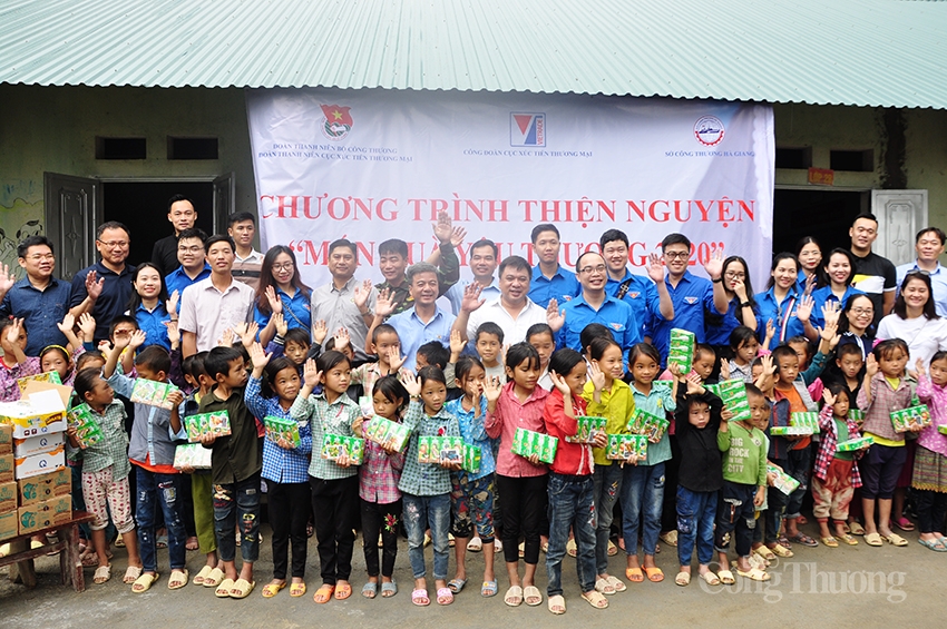 Tuổi trẻ Bộ Công Thương trao “Món quà yêu thương” tới học sinh địa đầu Tổ quốc