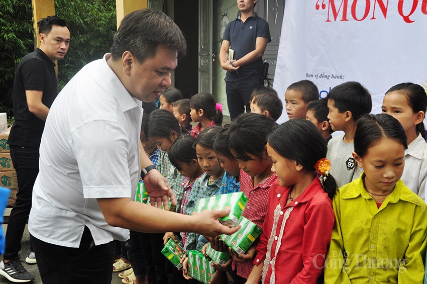 Tuổi trẻ Bộ Công Thương trao “Món quà yêu thương” tới học sinh địa đầu Tổ quốc