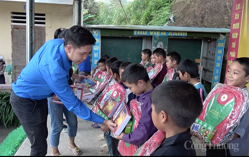 Tuổi trẻ Bộ Công Thương trao “Món quà yêu thương” tới học sinh địa đầu Tổ quốc