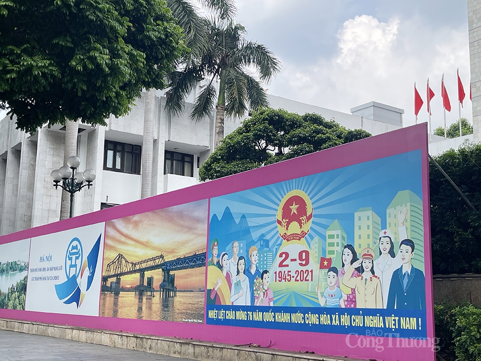 Tại các khu vực trung tâm, các trục đường chính, chính quyền TP.Hà Nội trang trọng đặt những bảng pano, áp phích, các khẩu hiệu Chào mừng kỷ niệm 76 năm Cách mạng Tháng Tám và Quốc khánh 2-9.