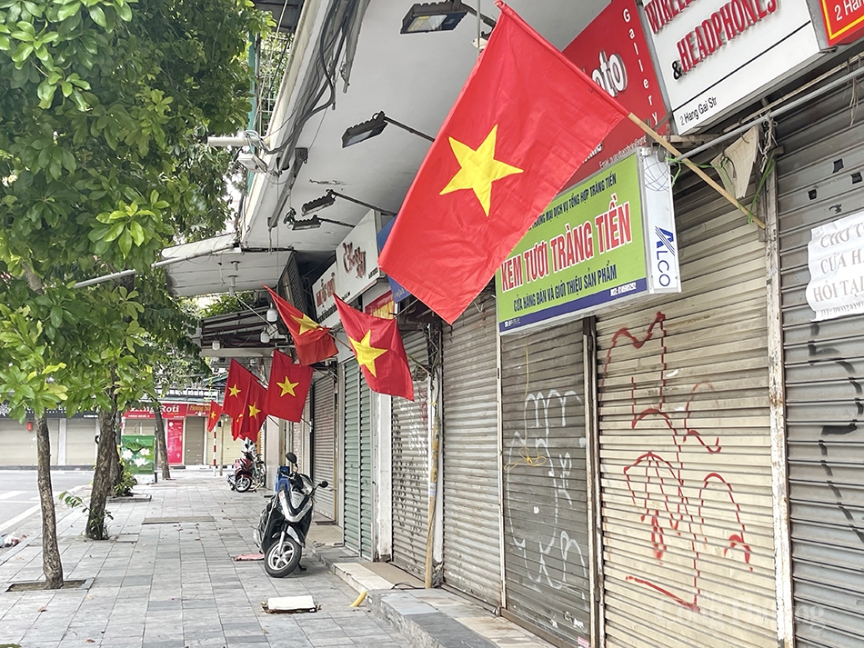 Phố Hàng Bông rực rỡ cờ đỏ sao vàng.