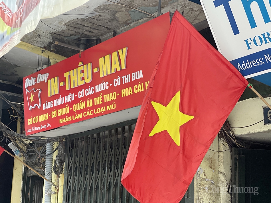 Cờ đỏ sao vàng rực rỡ tại phố Hàng Bông