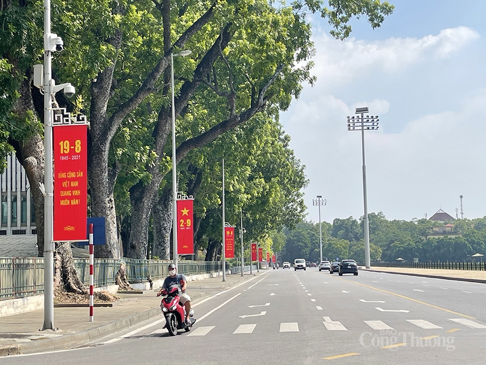Băng rôn trên đường Độc Lập.