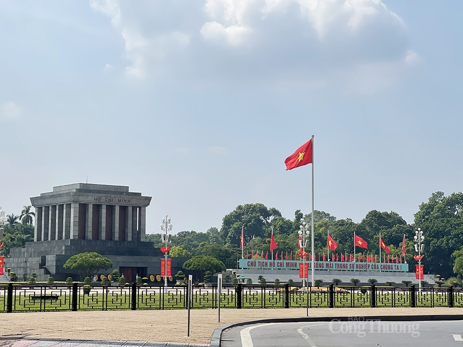 Cờ đỏ tung bay trước quảng trường Ba Đình 